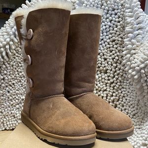 UGG Australia Bailey Button Triplet 1962Y K Chestnut - size 6Y - NIB